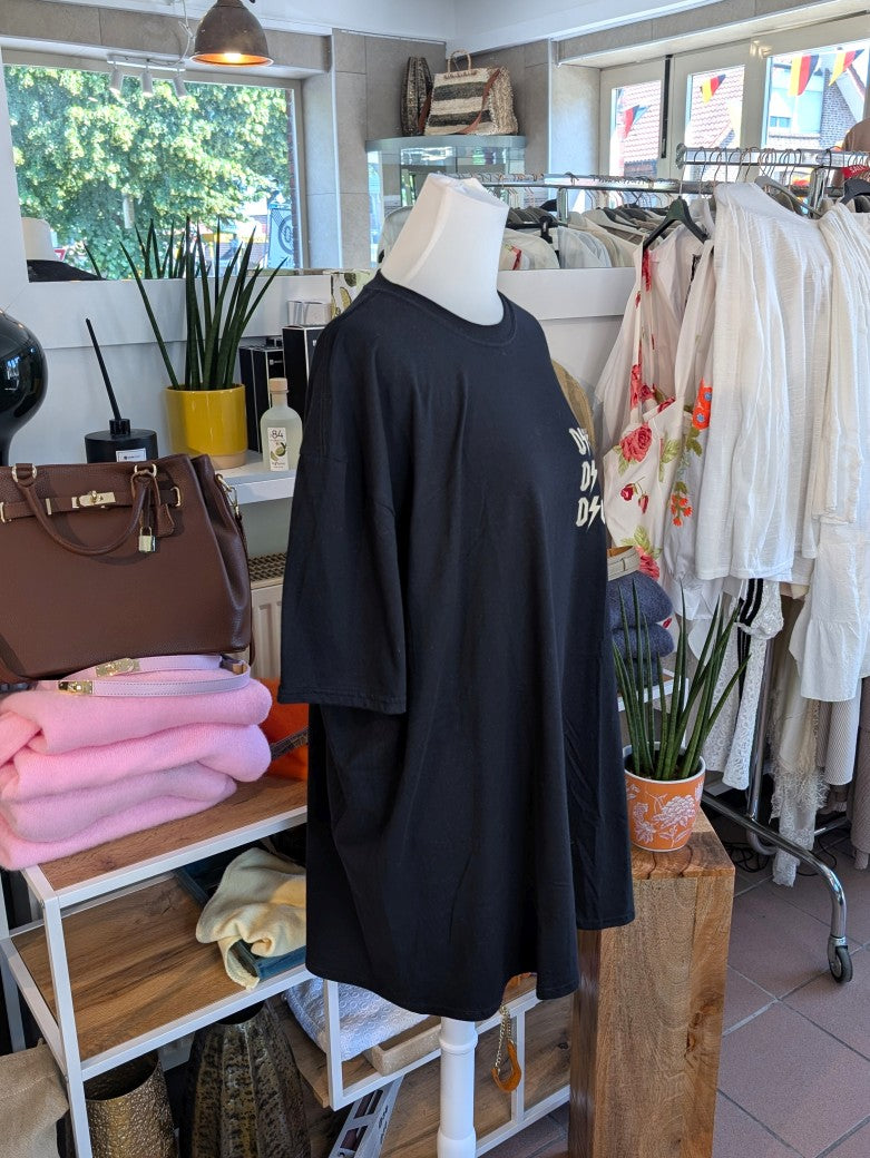 Lässiges XXL oversized T-Shirt im angesagten Dior-Stil mit markanten Backprint-Design in den Farben Schwarz Créme aus hochwertiger Baumwolle - Stil mit Qualität!