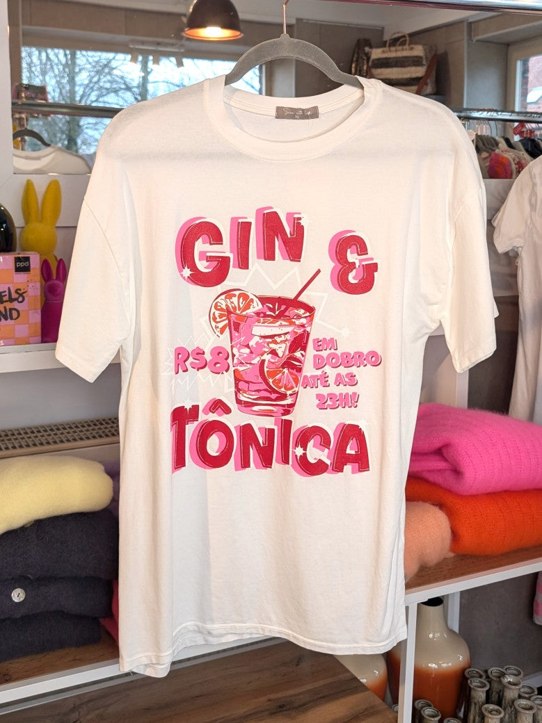 Setzen Sie ein modisches Statement mit diesem auffälligen Gin & Tonica T-Shirt in den lebendigen Farben Créme Rot Pink!