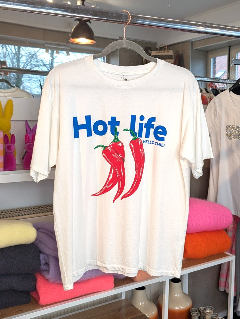 Dieses T-Shirt „Hot Life Hello Chili“ von MOOIJ aus Baumwolle vereint Komfort und Stil in einem. Vielseitig kombinierbar - setze ein Statement!