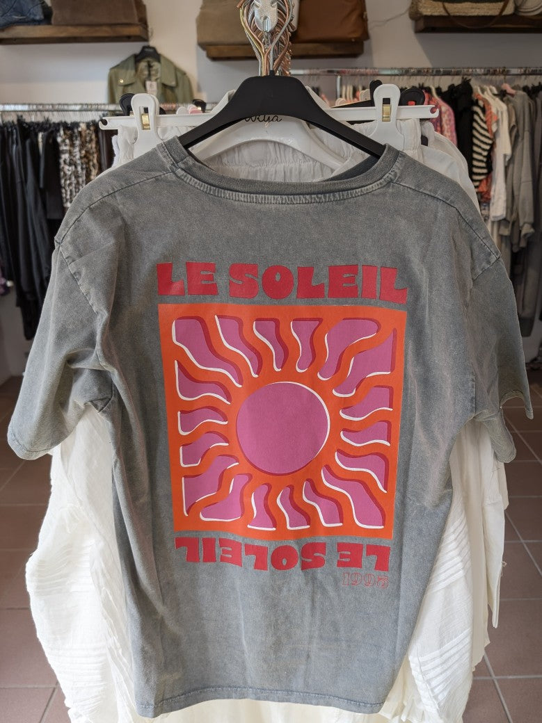 Erleben Sie unbeschwerte Sommerfreude mit unserem T-Shirt "Le Soleil" mit Backprint! In Grau mit Rot, Orange und Pink verbreitet es pure Energie und Leidenschaft.