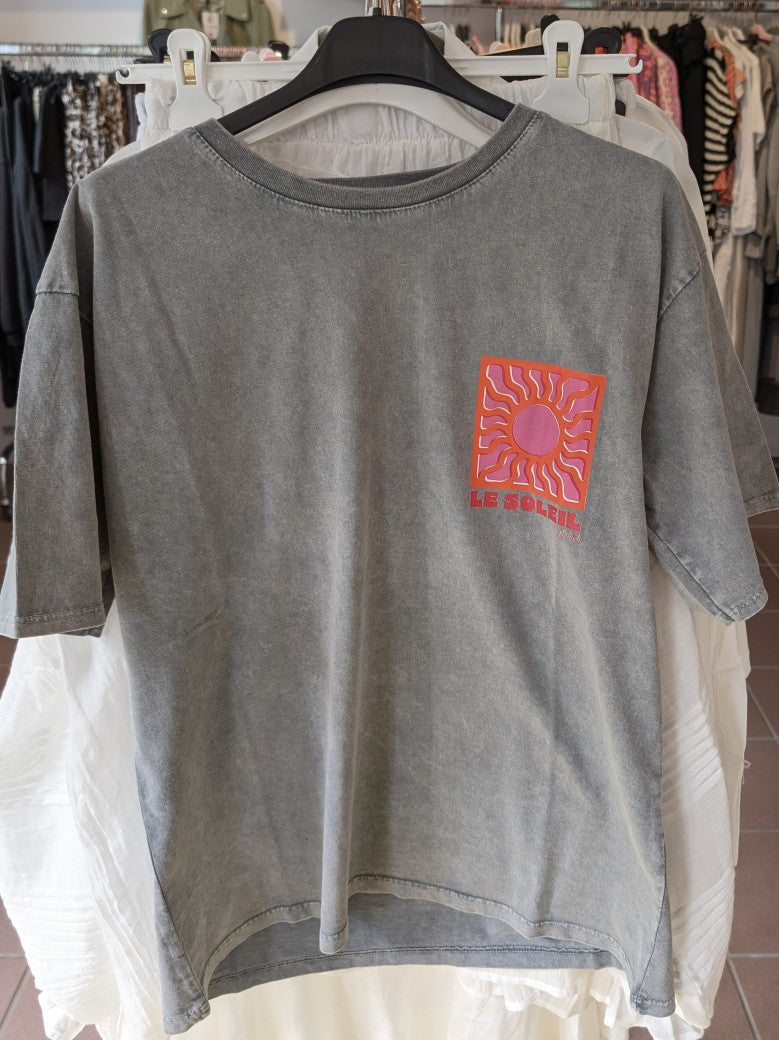 Erleben Sie unbeschwerte Sommerfreude mit unserem T-Shirt "Le Soleil" mit Backprint! In Grau mit Rot, Orange und Pink verbreitet es pure Energie und Leidenschaft.