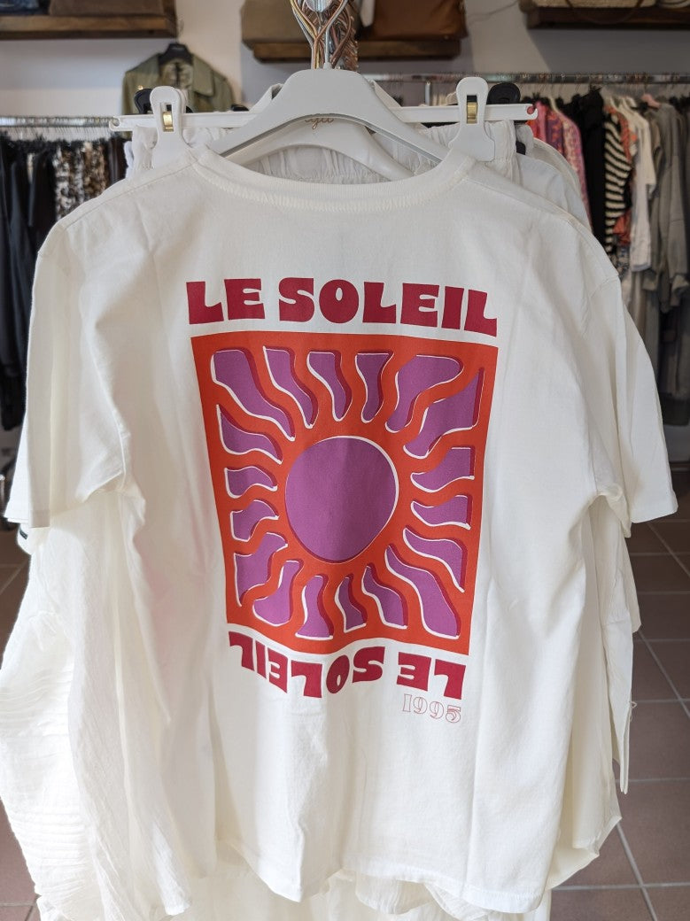 Erlebe unbeschwerte Sommerfreude mit unserem T-Shirt "Le Soleil" mit Backprint! In den Farben Weiß, Rot, Orange mit Pink verbreitet es pure Energie und Leidenschaft.