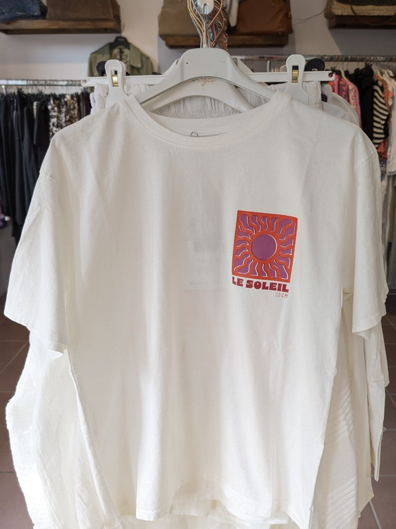Erlebe unbeschwerte Sommerfreude mit unserem T-Shirt "Le Soleil" mit Backprint! In den Farben Weiß, Rot, Orange mit Pink verbreitet es pure Energie und Leidenschaft.