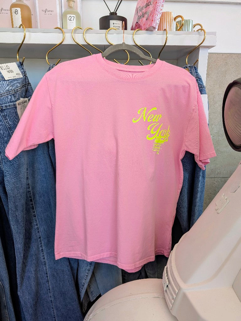 Entdecke den lässigen Look des T-Shirts New York von MOOIJ mit auffälligem Backprint in leuchtendem Pink-Neon-Gelb ! Ein Must-Have für jeden Streetwear-Liebhaber