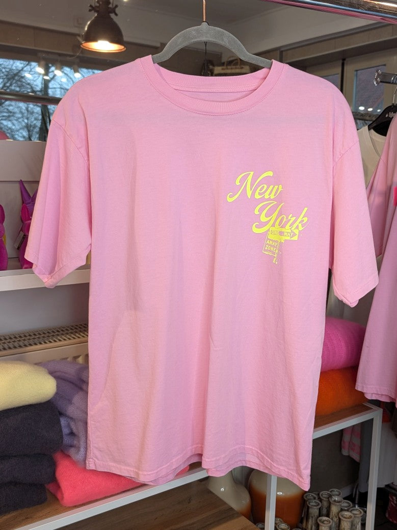 Entdecke den lässigen Look des T-Shirts New York von MOOIJ mit auffälligem Backprint in leuchtendem Pink-Neon-Gelb ! Ein Must-Have für jeden Streetwear-Liebhaber