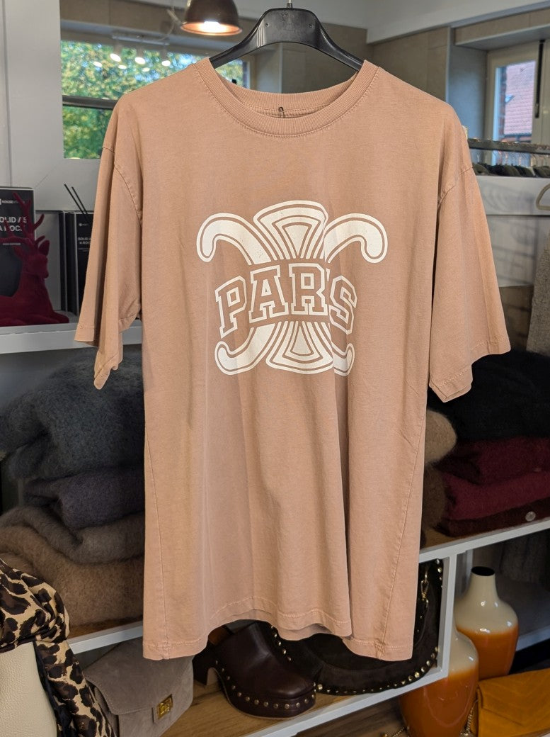 Dieses stilvolle T-Shirt Paris mit angesagtem Logo im Celine-Stil vereint Eleganz mit lässigem Komfort. Unverzichtbares Lieblingsteil für zahlreiche Anlässe!