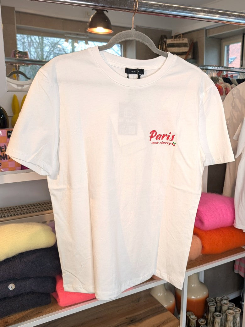 Stilvolles T-Shirt mit Paris-Motiv und Eiffelturm-Backprint. Perfekt für Paris-Fans und alle, die zeitlose Mode mit internationalem Flair lieben - von LUMINA!