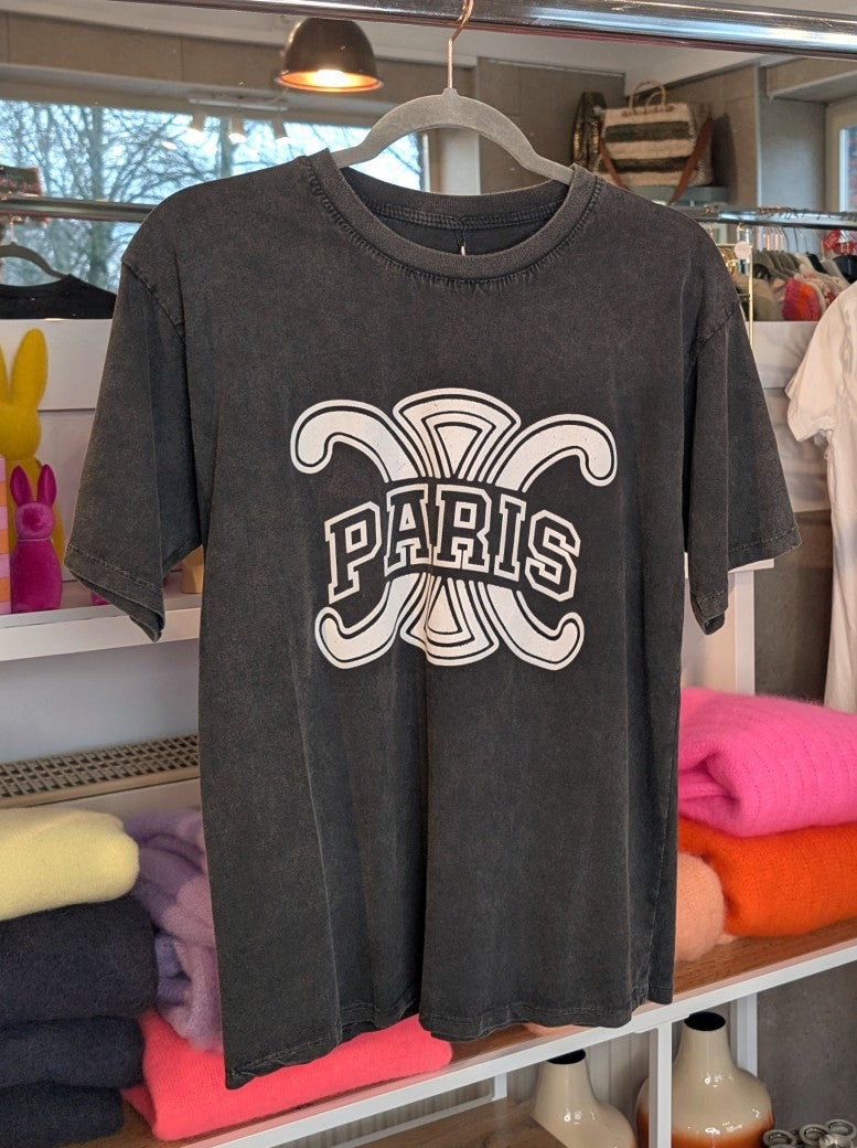 Dieses stilvolle T-Shirt Paris mit angesagtem Logo im Celine-Stil vereint Eleganz mit lässigem Komfort. Unverzichtbares Lieblingsteil für zahlreiche Anlässe!