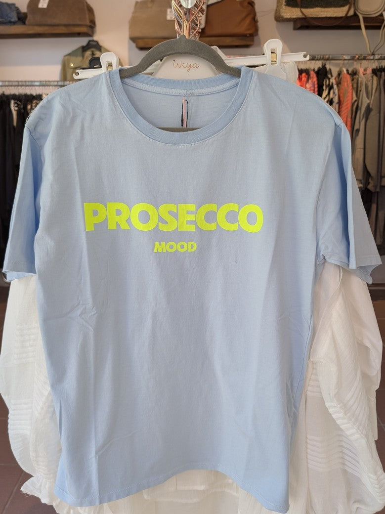 Hol' Dir das perfekte T-Shirt für Deinen Sommer in Hellblau mit Schriftzug Prosecco in Neon Gelb - von MOOIJ! Für jeden Anlass - fühl' Dich wie auf Wolke Sieben!