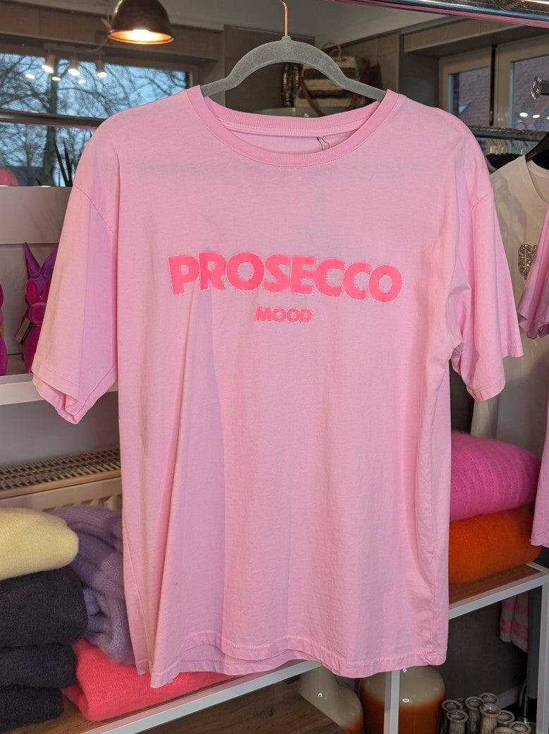 Hol' Dir das perfekte T-Shirt für Deinen Sommer in Rosa mit Schriftzug Prosecco in Neon Pink - von MOOIJ! Für jeden Anlass - fühl' Dich wie auf Wolke Sieben!