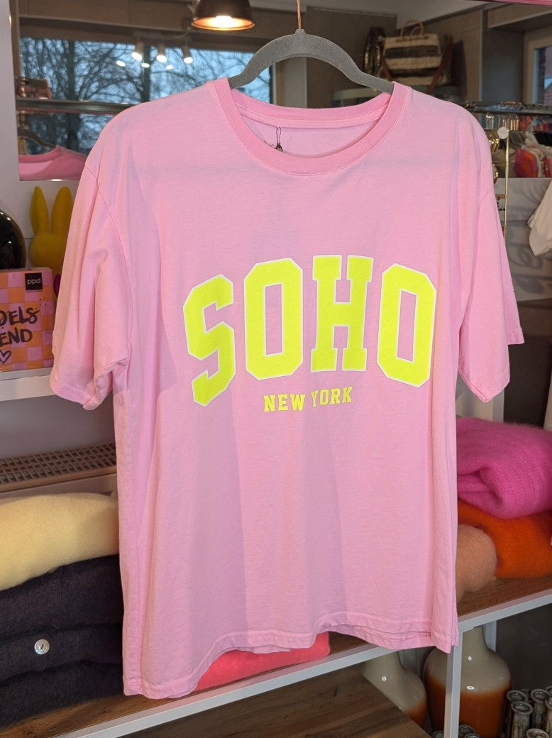 Erwecke den Sommer in diesem stylischen T-Shirt SOHO in Pink mit Schriftzug in leuchtendem Neon Gelb aus Baumwolle. Perfekt für jeden Anlass!