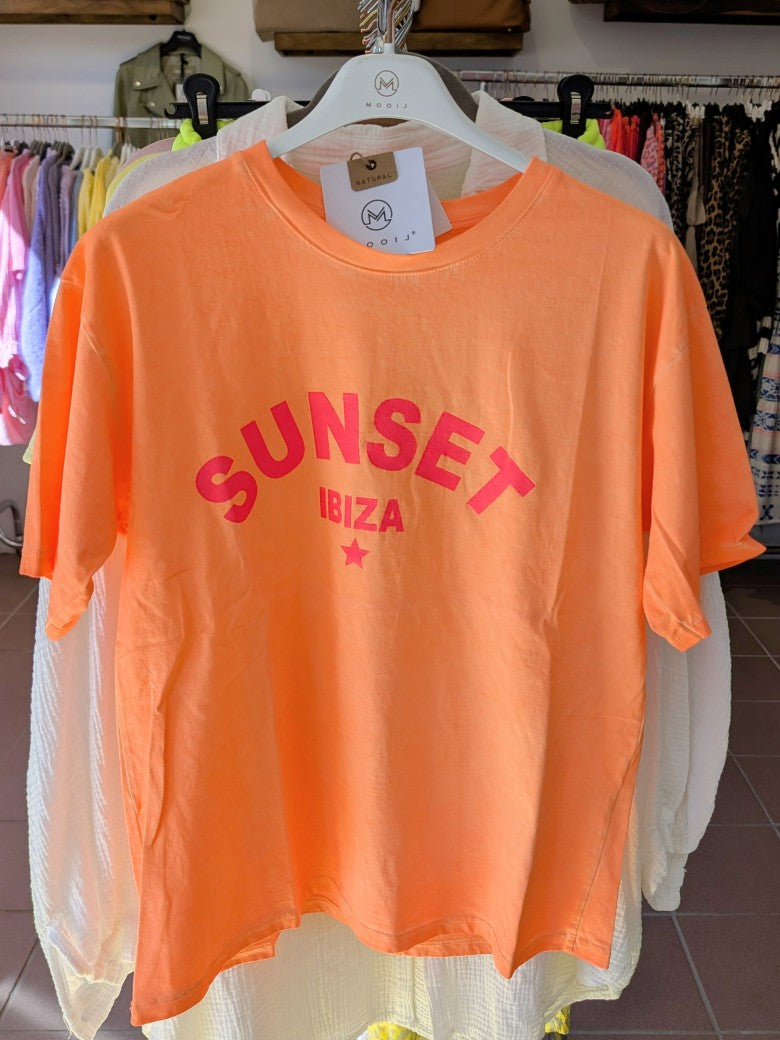 Hol' Dir das perfekte T-Shirt für Deinen Sommer in Neon Orange mit Schriftzug Sunset Ibiza in Neon Pink - von MOOIJ! Für jeden Anlass - fühl' Dich wie auf Wolke Sieben!