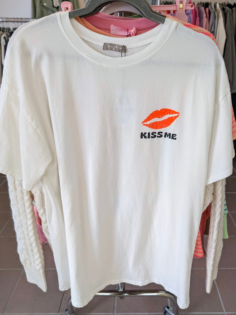 Erwecke die Leidenschaft in dir mit unserem T-Shirt "Taste Kiss Me"! Hol dir jetzt dein neues Lieblingsstück und zeige deine loveable Seite!