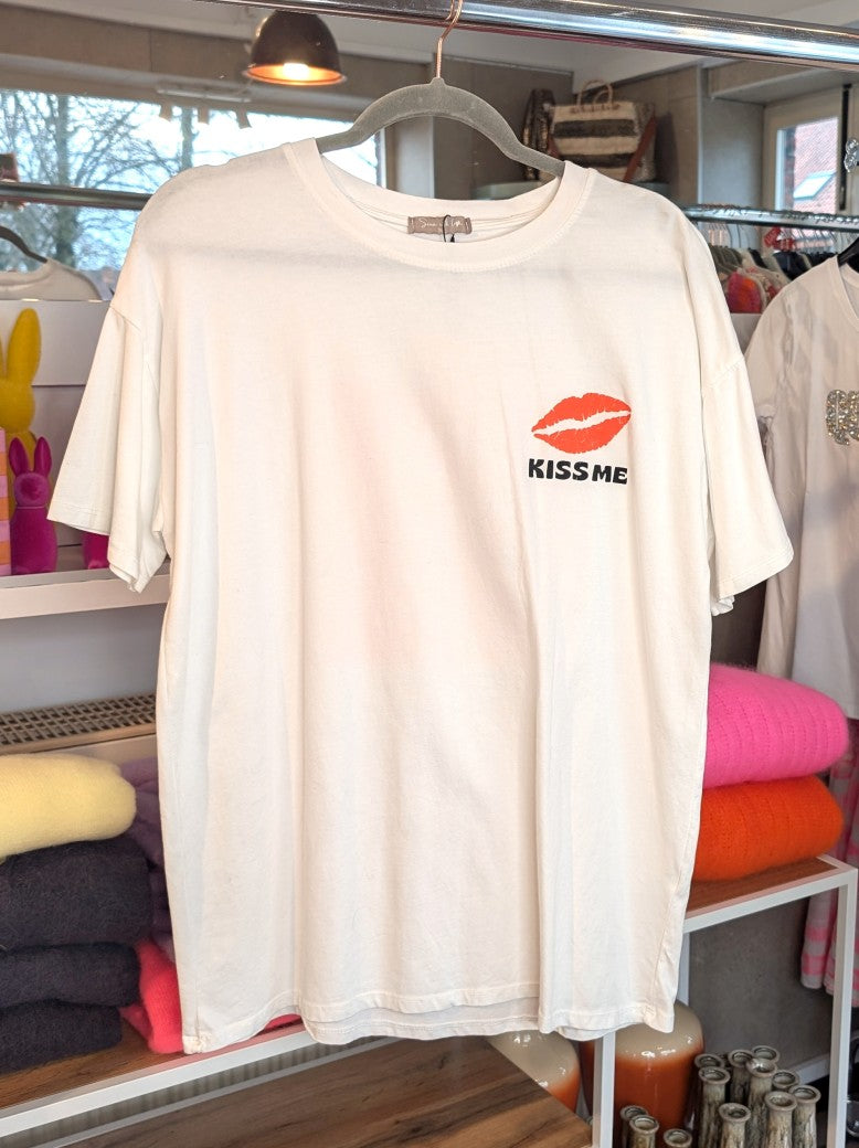 Erwecke die Leidenschaft in dir mit unserem T-Shirt "Taste Kiss Me"! Hol dir jetzt dein neues Lieblingsstück und zeige deine loveable Seite!