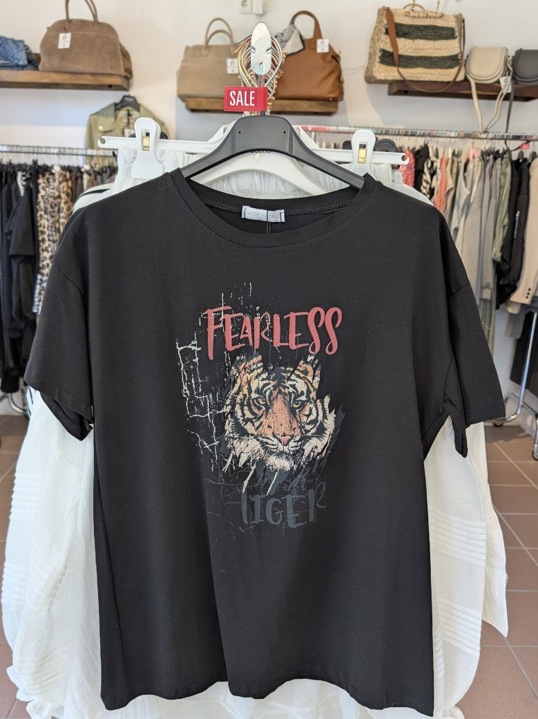 Dieses schwarze T-Shirt aus 100% Baumwolle mit auffälligem Tiger Print ist perfekt für jeden Tag und jeden Anlass mit dem gewissen Extra. Sommer Must-Have!