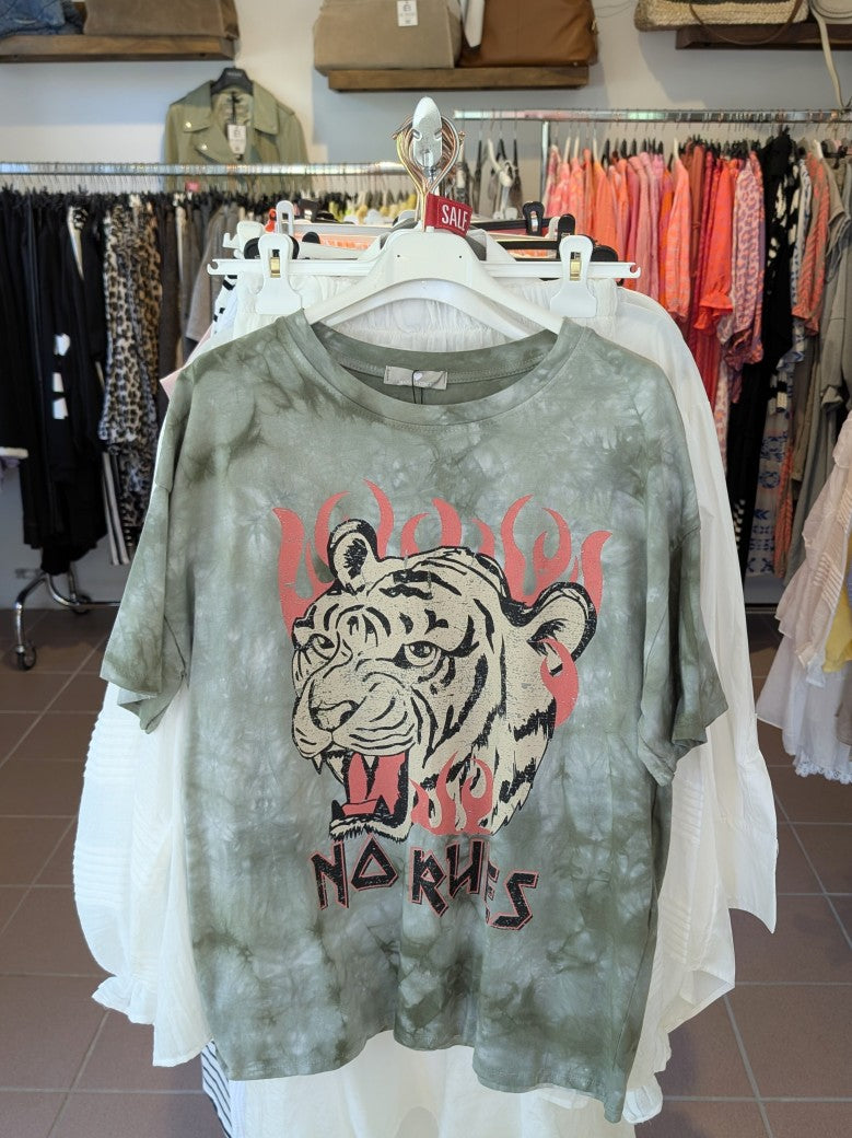 Dieses Khaki T-Shirt aus 100% Baumwolle mit auffälligem Tiger Print ist perfekt für jeden Tag und jeden Anlass mit dem gewissen Batik Etwas. Sommer Must-Have!