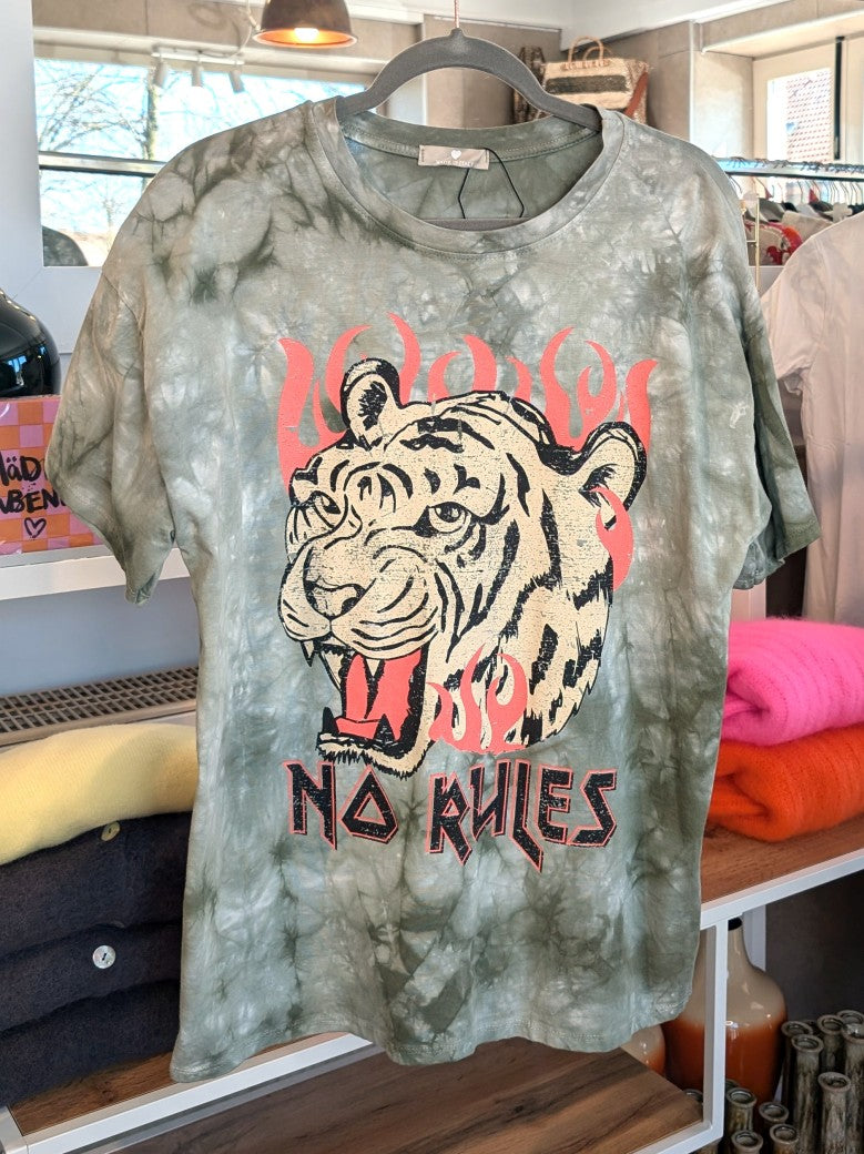 Dieses Khaki T-Shirt aus 100% Baumwolle mit auffälligem Tiger Print ist perfekt für jeden Tag und jeden Anlass mit dem gewissen Batik Etwas. Sommer Must-Have!