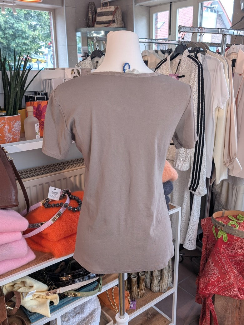 Baumwolle T-Shirt Uni in Trendfarbe Taupe. Die dezente Knopfleiste verleiht dem Shirt eine elegante Note. Vielseitiges Basic-Stück für Jeans, Chinos oder Röcke.