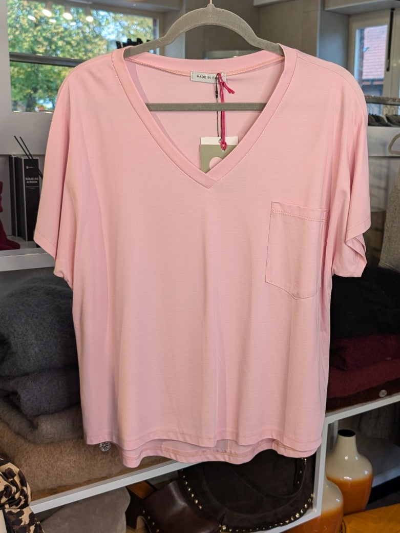 Das pinkfarbene T-Shirt mit V-Ausschnitt und praktischer Brusttasche setzt farbenfrohe Akzente in Ihrem Outfit - ideal für frischen seriösen Look mit Eleganz!