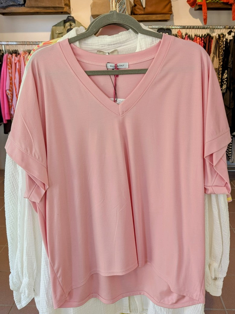 Verleihe deinem Look einen Hauch von Farbe mit unserem T-Shirt mit V-Ausschnitt in Pink aus hochwertiger Viskose und Nylon! Garantiert ein Hingucker!