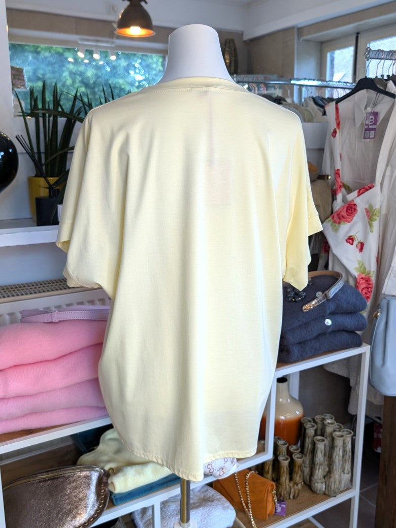Weiches Viskose-T-Shirt mit V-Ausschnitt in trendigem Butter Yellow. Das luftige Material schmiegt sich angenehm an die Haut - perfekt für entspannte Tage!