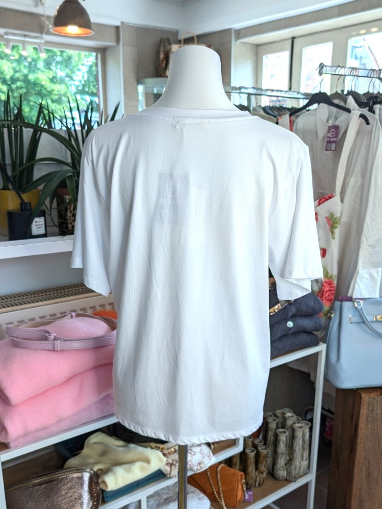 Klassisches V-Ausschnitt Baumwolle T-Shirt in schlichtem Weiß – zeitloser Klassiker für jeden Kleiderschrank. Perfekt kombinierbar mit Jeans, Röcken, Blazern!