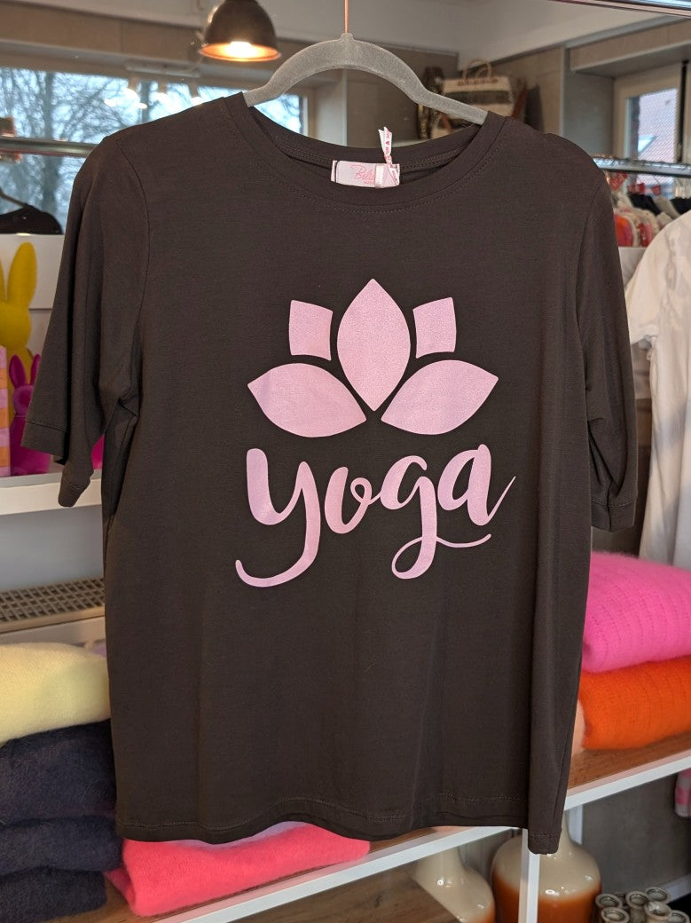 Das T-Shirt in warmem Coffee Braun mit Pink aus hochwertiger Baumwolle ist perfekt für Yoga und Alltag - setze ein modisches Statement und fühle dich wohl!