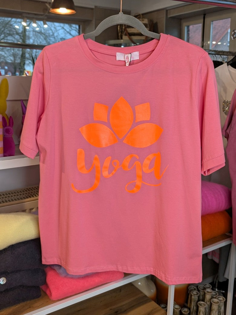 Das T-Shirt in leuchtendem Pink mit Neon-Orange aus hochwertiger Baumwolle ist perfekt für Yoga und Alltag - setze ein modisches Statement und fühle dich wohl!