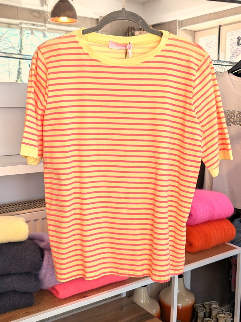 Wunderschönes gestreiftes T-Shirt von BELIEVE aus weicher Baumwolle, gestreift in lebendigem Gelb und Neon Pink. Glaub an Dich mit BELIEVE!