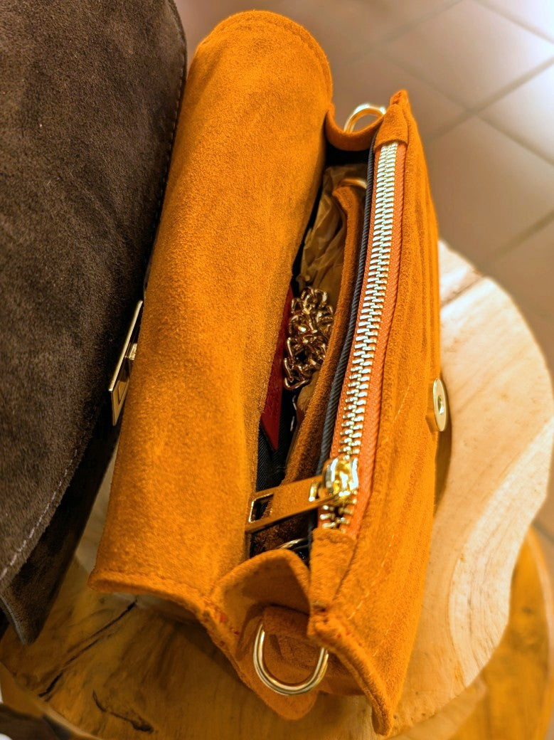 Diese elegante Handtasche aus hochwertigem Wildleder in leuchtendem Orange vereint Stil und Funktionalität mit luxuriösen zeitlosen Akzenten. Cross-Body tragbar!