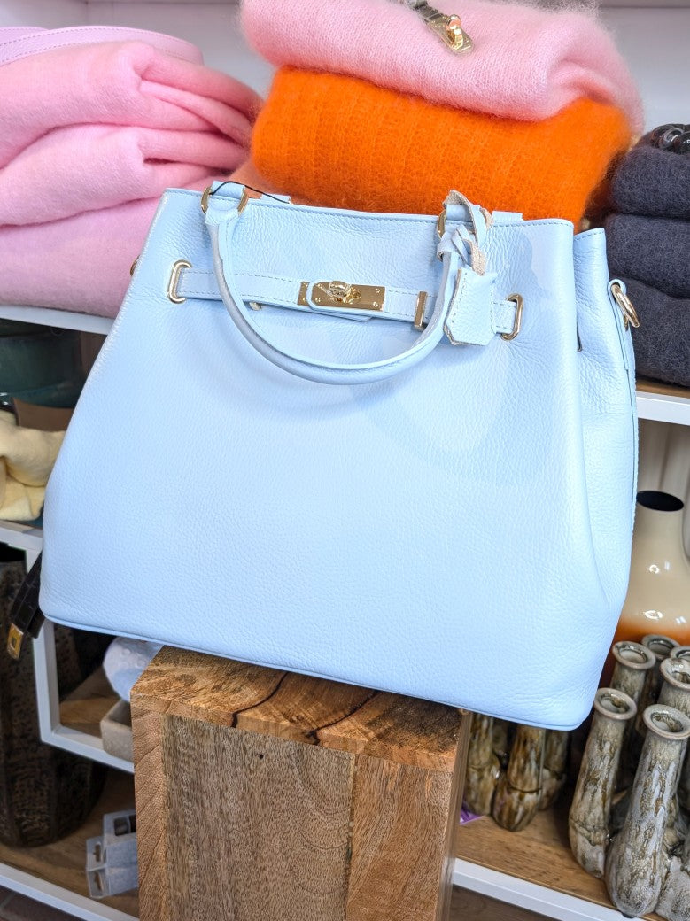 Wunderschöne Shopping Bag aus weichem Leder Cross-Body tragbar mit Schulterriemen Hellblau Gold im Givenchy Nightingale Stil - Must-Have aus Italien!