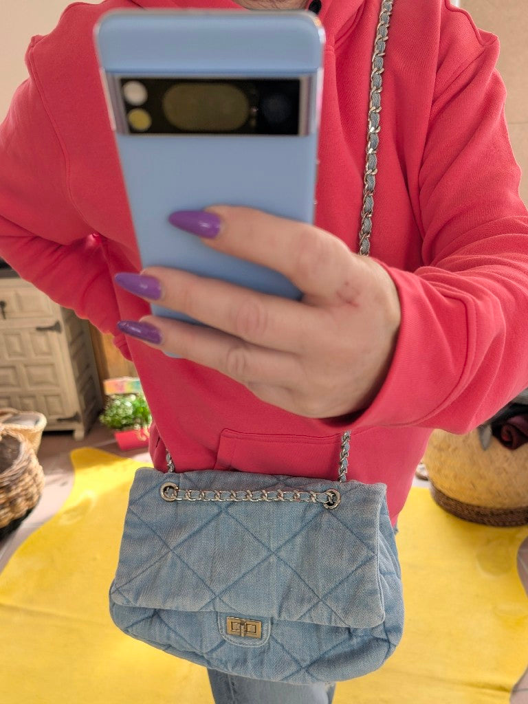 Erwecke deinen inneren Fashionista mit unserer exquisiten Jeanstasche im Chanel Stil in modernem und frischem Hellblau mit markanter Silberkette. Perfekter Blickfang für jeden Anlass!
