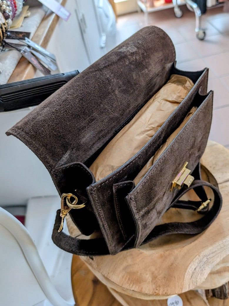 Die klassische Wildleder Cross-Body-Tasche in elegantem Coffee Braun vereint zeitloses Design mit praktischer Funktionalität - perfekt für Alltag oder besondere Anlässe!
