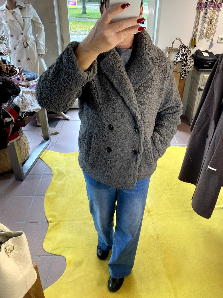 Die Teddy Jacke in Grau von Sweewe verbindet weichen flauschigen Komfort mit angenehm warmer Behaglichkeit - kuscheliges Tragegefühl für kalte Tage!