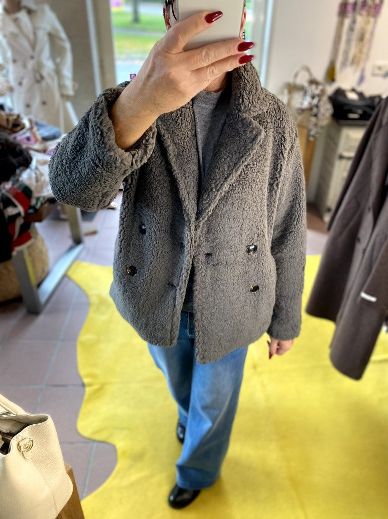 Die Teddy Jacke in Grau von Sweewe verbindet weichen flauschigen Komfort mit angenehm warmer Behaglichkeit - kuscheliges Tragegefühl für kalte Tage!