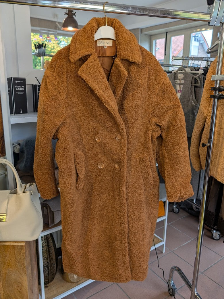 Der Teddy Mantel in Cognac von Orice Style verbindet weichen flauschigen Komfort mit angenehm warmer Behaglichkeit - kuscheliges Tragegefühl für kalte Tage!