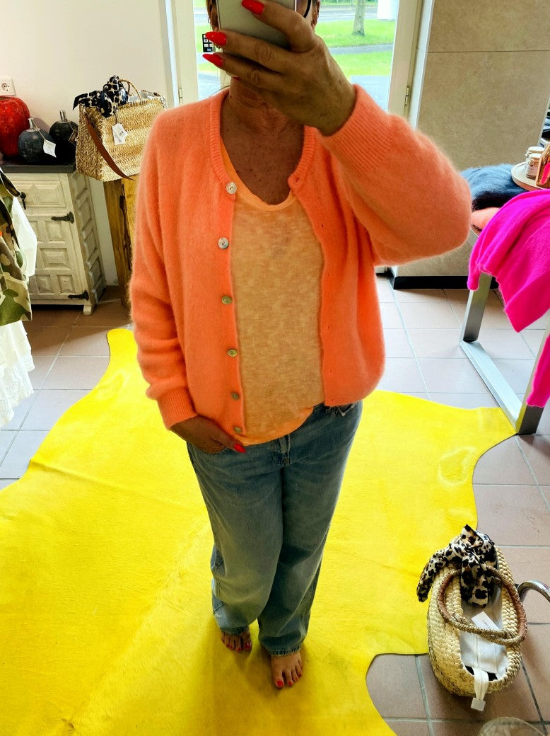 Genieße den Sommer in diesem beliebten langen Top von BELIEVE in leuchtendem Neon Orange aus bequemer Baumwolle und in lässiger Passform!