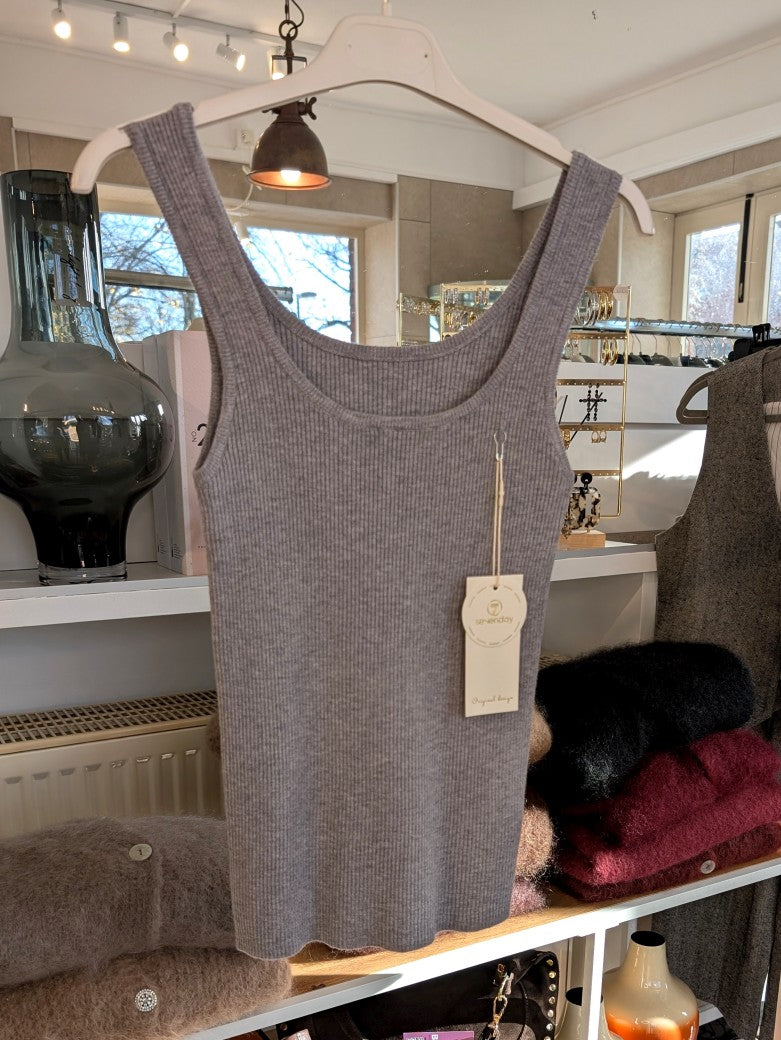 Elegantes Stricktop aus hochwertiger Viskose-Nylon-Mischung in elegantem Grau. Anschmiegsames fließendes Material - Qualität und Komfort, den Sie verdienen!