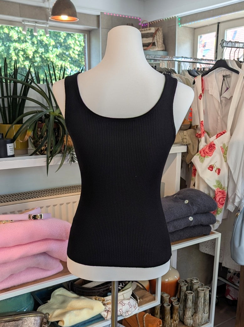 Elegantes Stricktop aus hochwertiger Viskose-Nylon-Mischung in klassischem Schwarz. Anschmiegsames fließendes Material - Qualität und Komfort, den Sie verdienen!