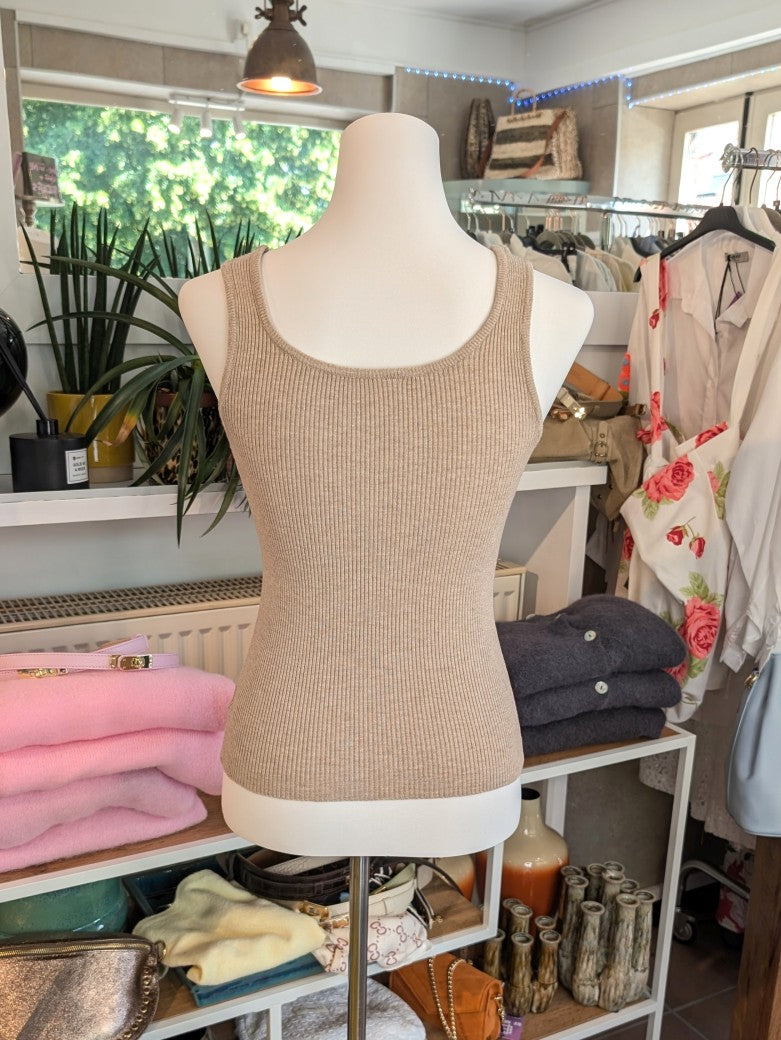 Elegantes Stricktop aus hochwertiger Viskose-Nylon-Mischung in elegantem Taupe. Anschmiegsames fließendes Material - Qualität und Komfort, den Sie verdienen!