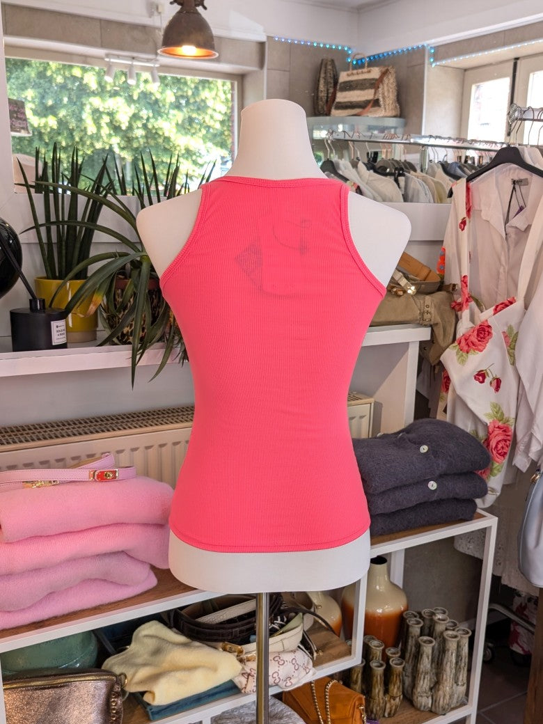 Erlebe ultimativen Komfort mit unserem Top aus gerippter weicher Baumwolle in Pink. Die schmale Passform betont die Figur und bietet ein angenehmes Tragegefühl!