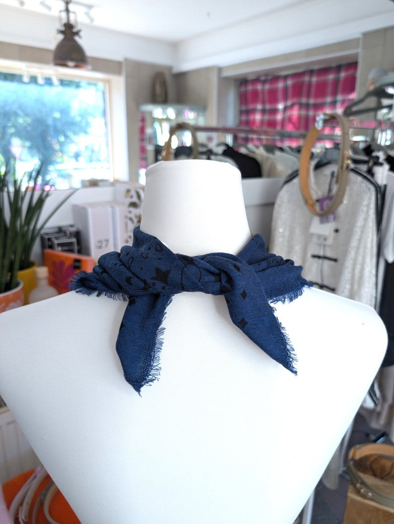 Elegantes Bandana-Tuch aus 85% Merino-Wolle 15% Kaschmir für außergewöhnliche Weichheit und atmungsaktive Wärmeleistung - als Kopftuch, Halstuch, Schulterumhang