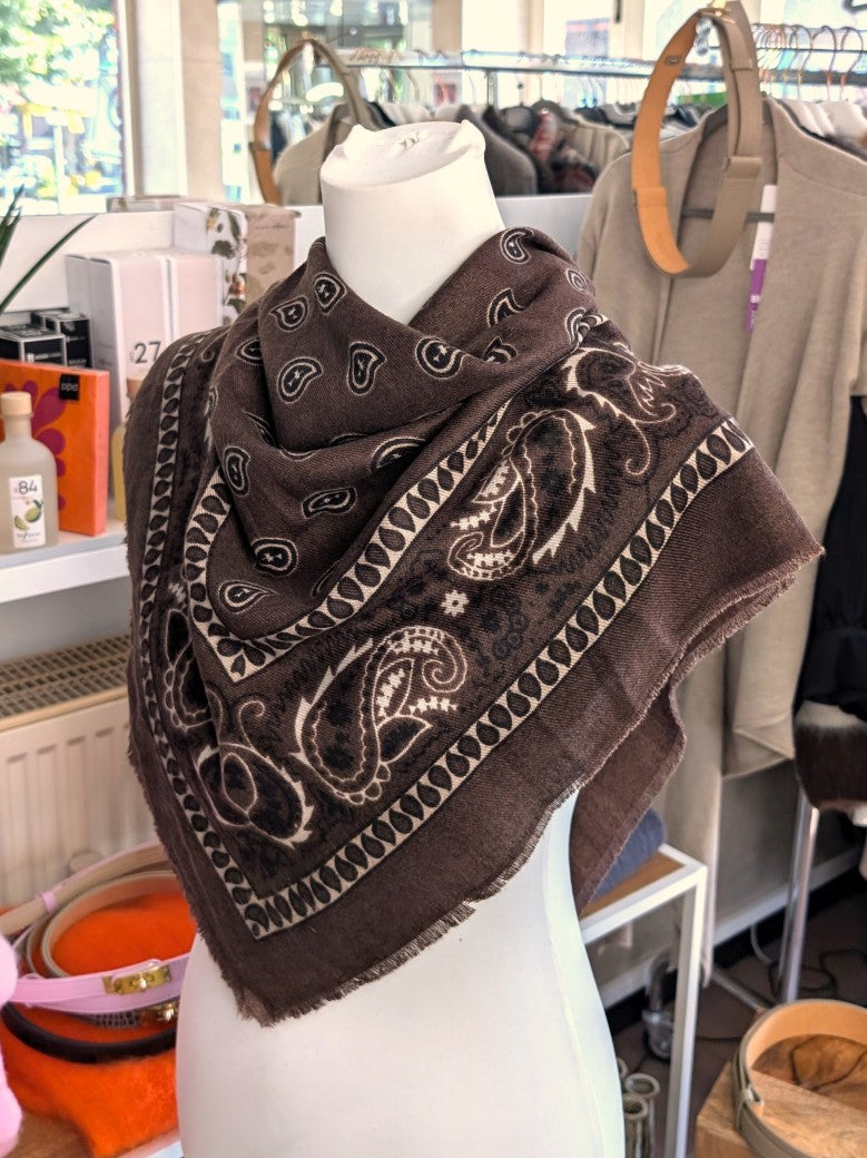 Elegantes Bandana-Tuch aus 100% Viskose, raffinierter ethnischer Charakter durch florales Paisley Muster im Kujten-Stil - als Kopftuch, Halstuch, Schulterumhang