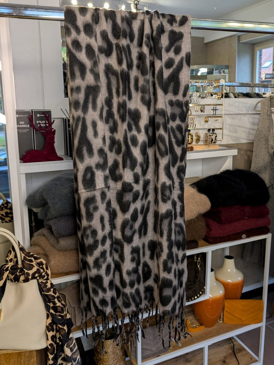 Elegantes Leo Muster Tuch in Grau Schwarz mit Fransen aus hochwertiger Viskose und Wolle - Stylingmöglichkeiten von lässig bis chic!