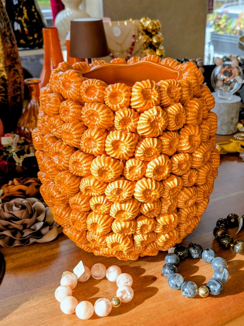 Der 2kg schwere Keramik Übertopf bringt mit seinem kräftigen Orange und dem filigranen 3D-Korallen-/Blumenrelief lebendige Farbe und Struktur in Ihr Zuhause!