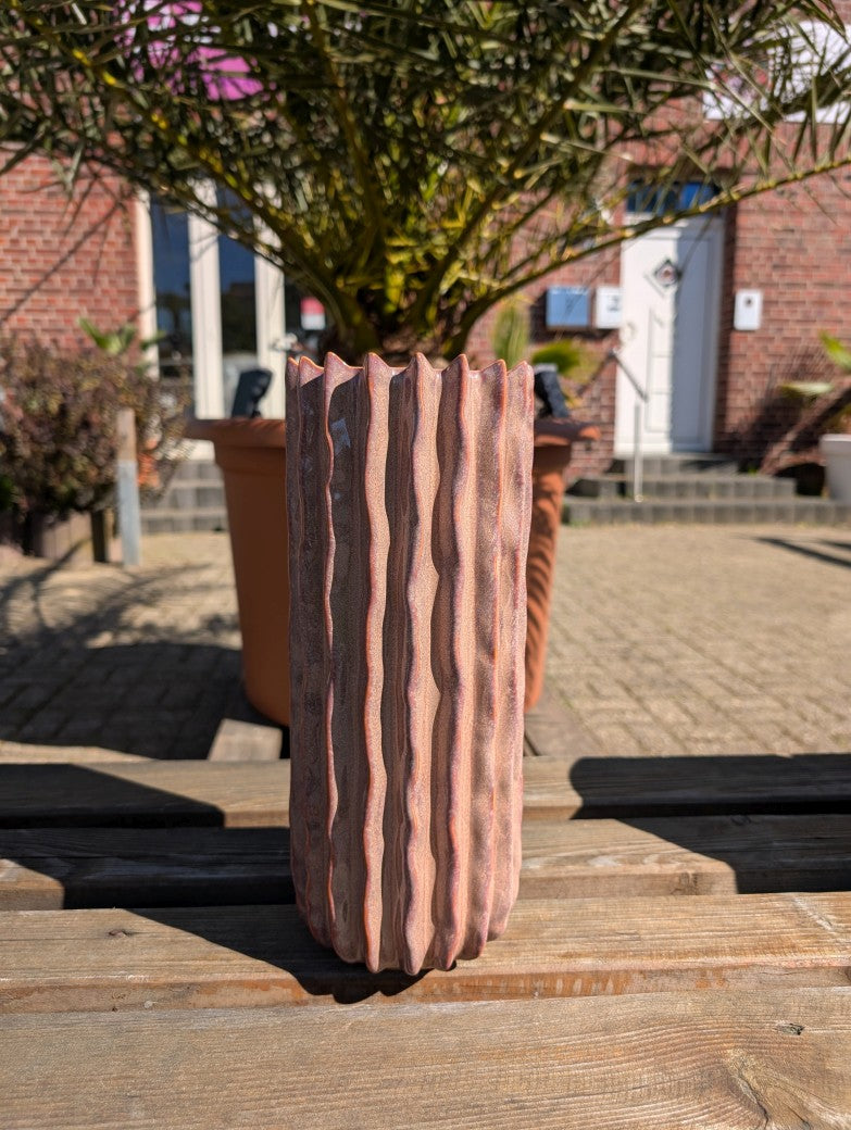 Eleganter Übertopf aus hochwertigem Steingut in zartem Rosa. Das gefaltete Design verleiht moderne strukturierte Optik - setzt Grünpflanzen stilvoll in Szene!