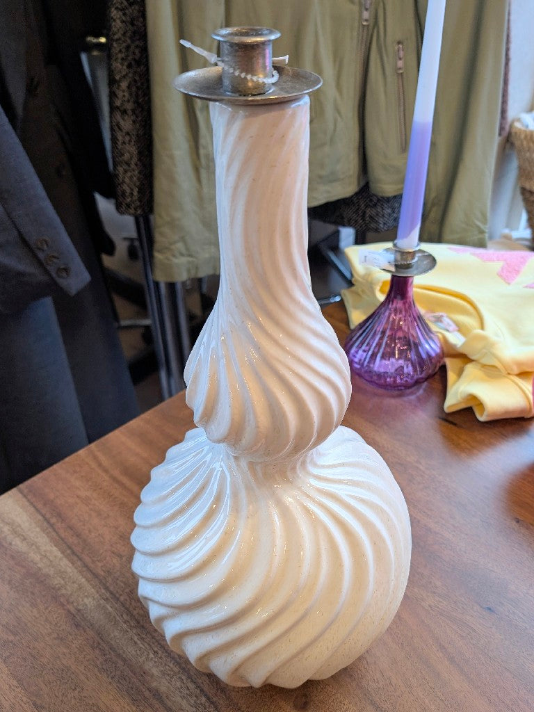 Entdecke die edle Vase Curly XL aus Steingut in Creme! Die einzigartige Form und die hochwertige Verarbeitung machen sie Zuhause zu einem echten Blickfang!