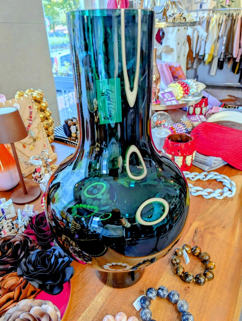 Die Glasvase Dunkelgrün beeindruckt mit 47cm Höhe x 25cm Breite. Das dunkle dicke Glas sorgt für moderne stilvolle Atmosphäre - elegante Akzente in jedem Raum!