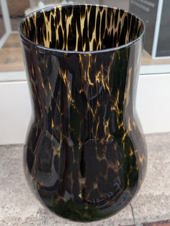 Die elegante Vase aus bernsteinfarbenem Glas mit schwarzem Leo Muster Schimmer setzt stilvolle Akzente in jedem Raum - dekoratives Highlight für frische Blumen!