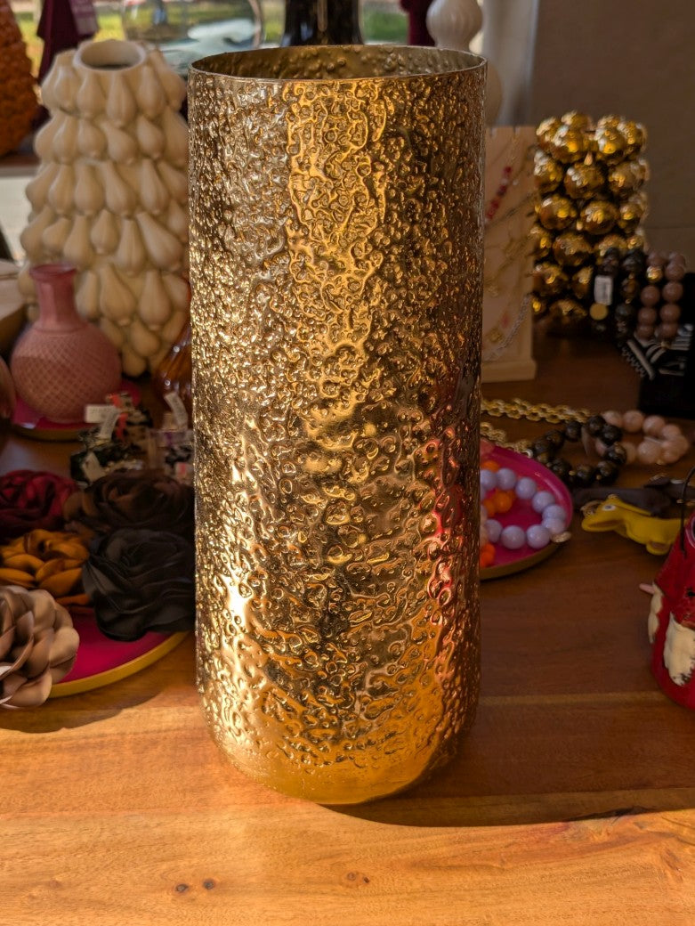 Setze mit der goldenen Metallvase von Light & Living einen edlen Akzent in Dein Zuhause. Ihr glänzendes Metallfinish bringt Wärme und Eleganz in jeden Raum!